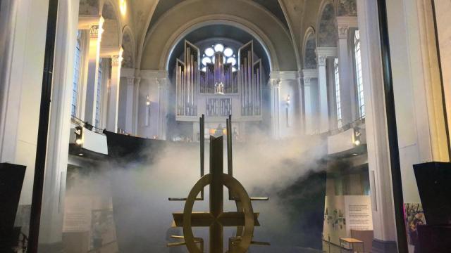 En la rave de Dios: música tecno y poca gente con fe se reúnen en la gran iglesia de Berlín.