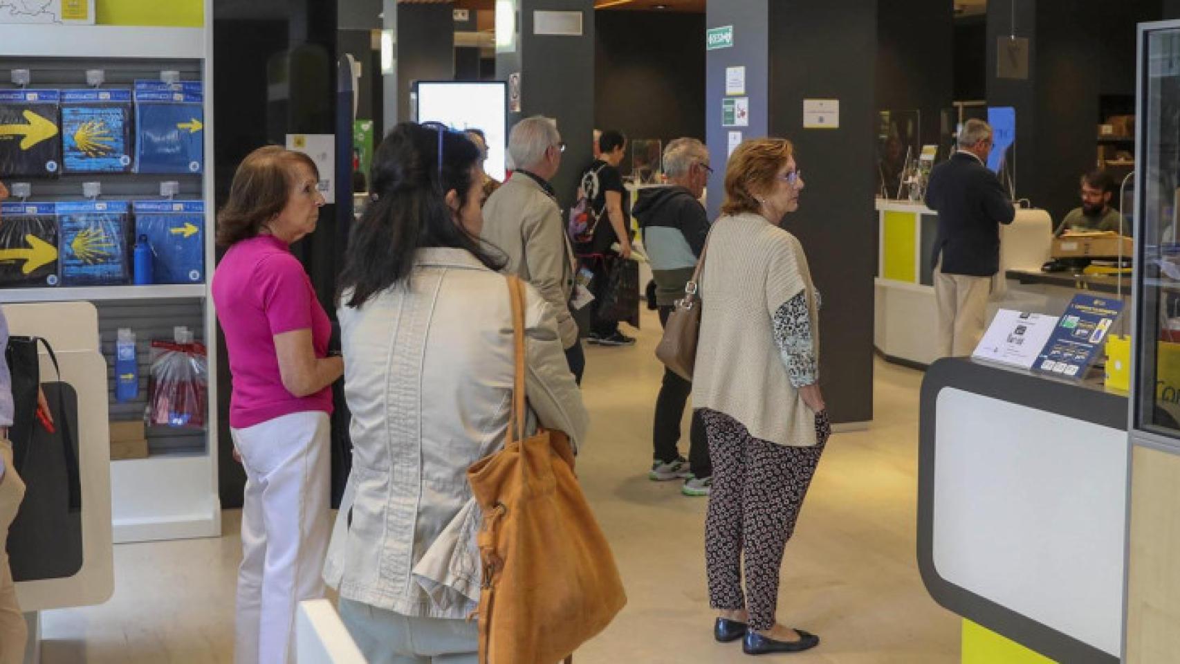 Interior de una oficina de Correos.