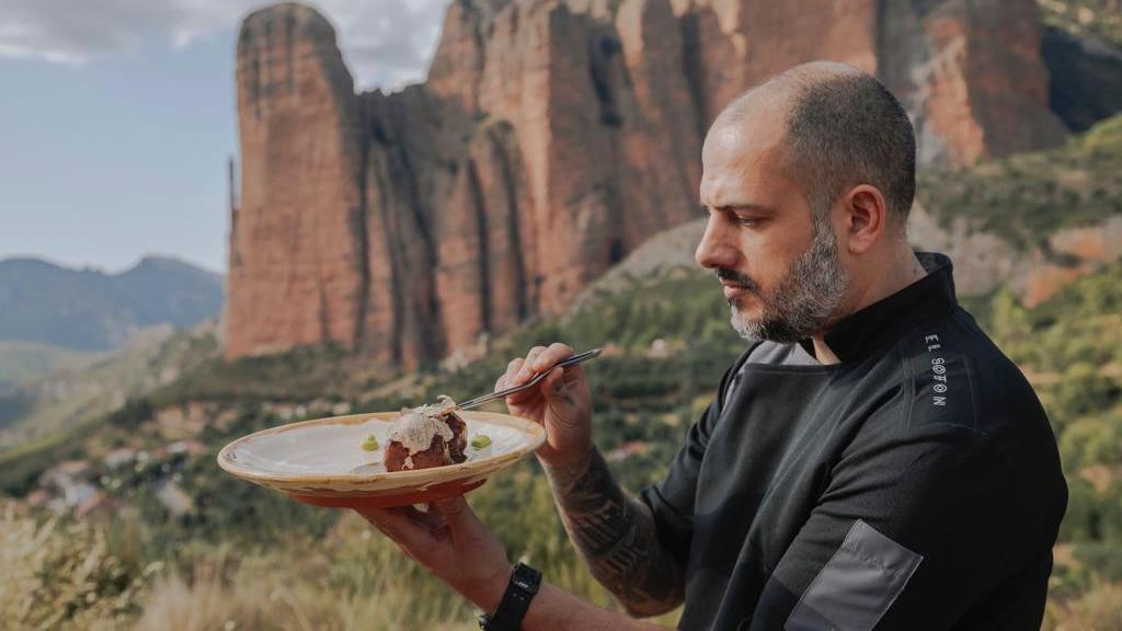 El chef Eduardo Salanova, con una elaboración.