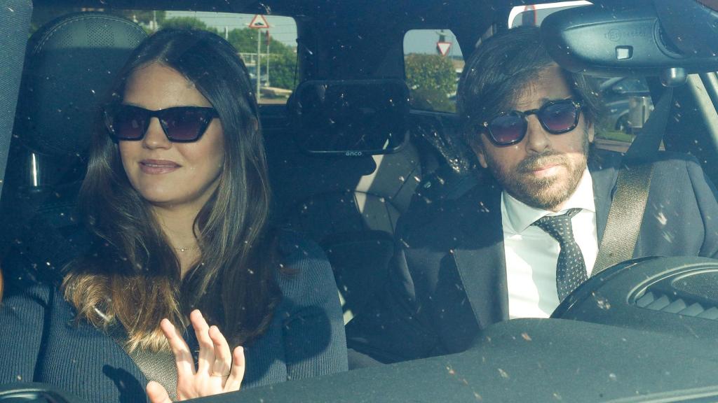 Álvaro Falcó e Isabelle Junot llegando al tanatorio de Marta Chávarri.