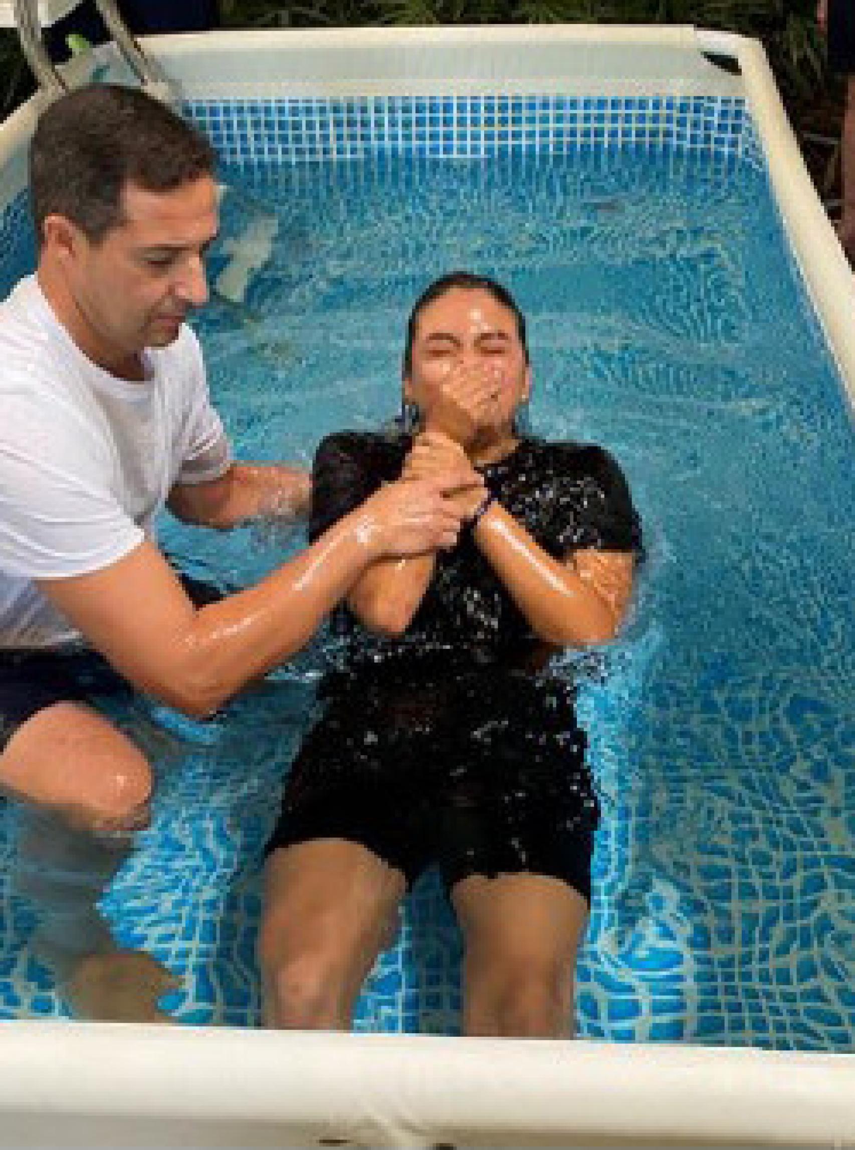 Bautismo por inmersión de los Testigos de Jehová en Valladolid