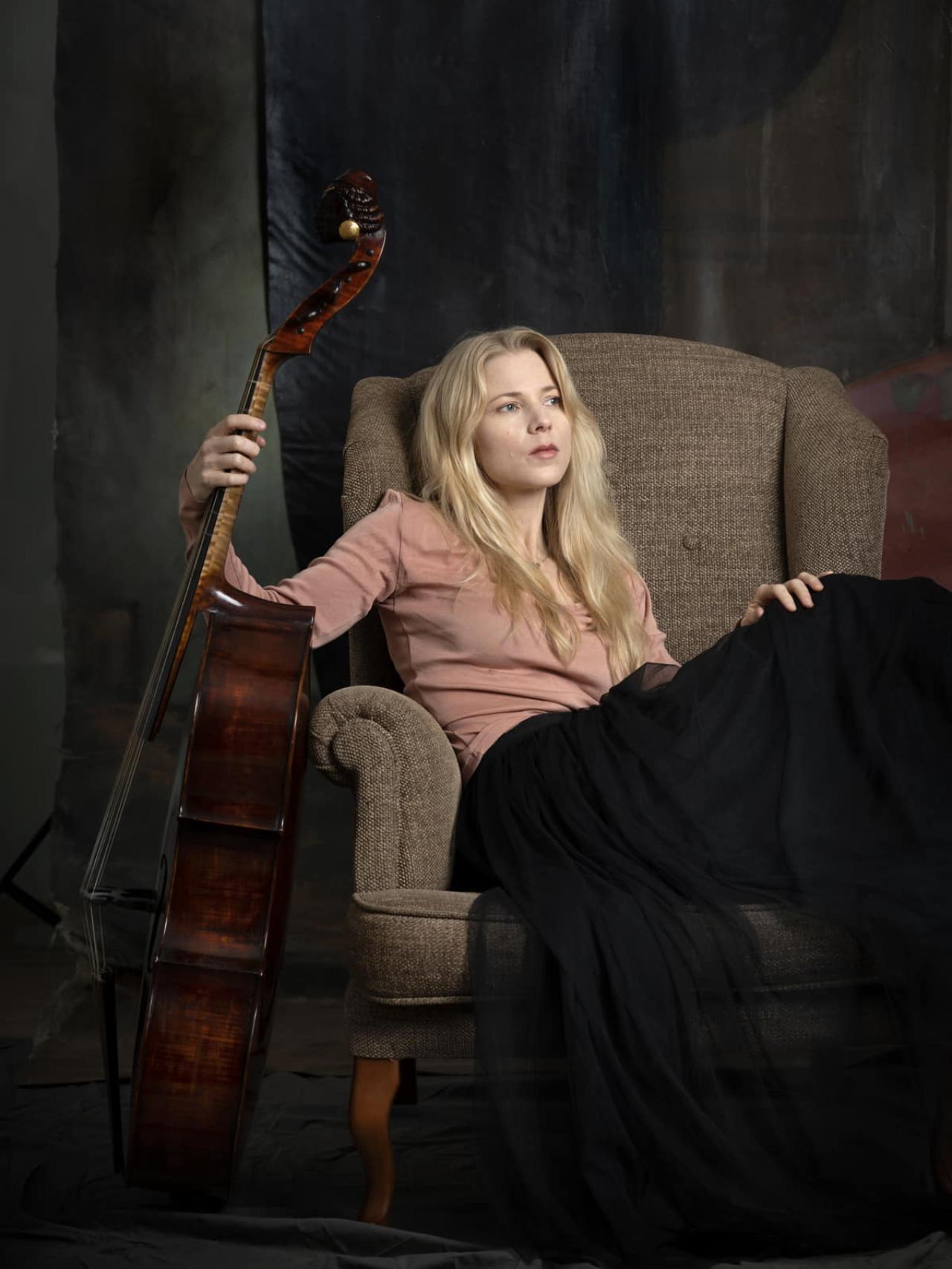 Johanna Rose con su viola da gamba.