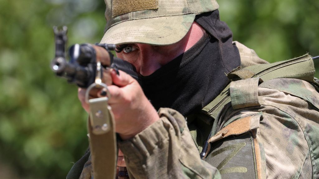 Miembro de una unidad femenina de defensa territorial en un campo de tiro cerca de Yevpatoriya , Crimea.
