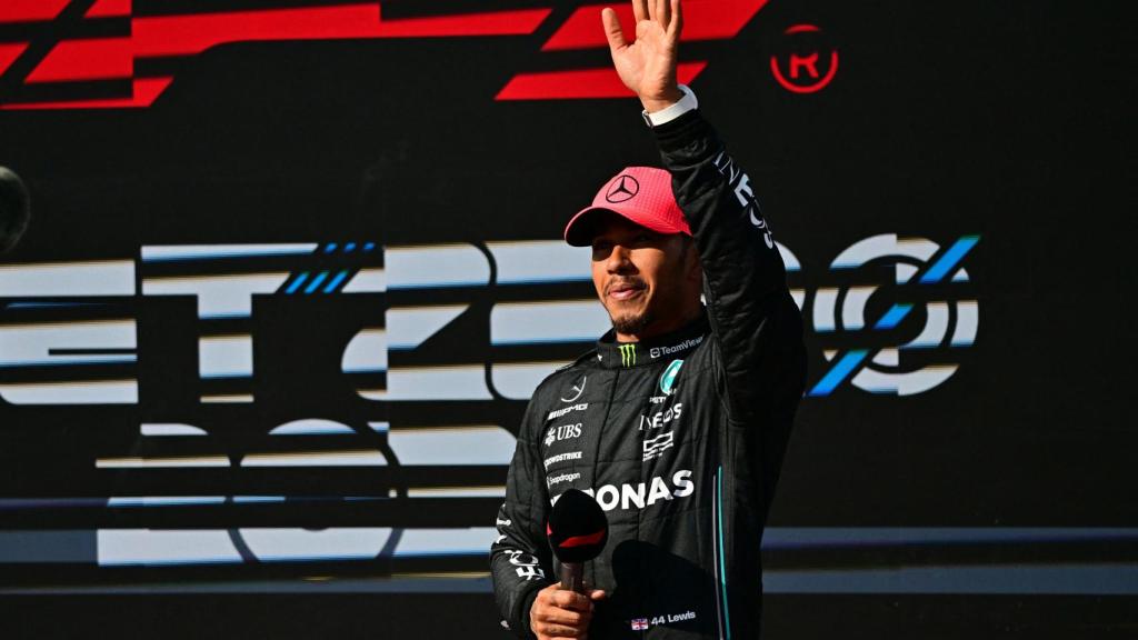 Hamilton saluda al público en Hungría.