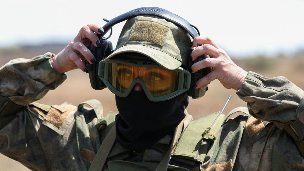 Unidad femenina de defensa territorial rusa realiza simulacros cerca de Yevpatoriya.