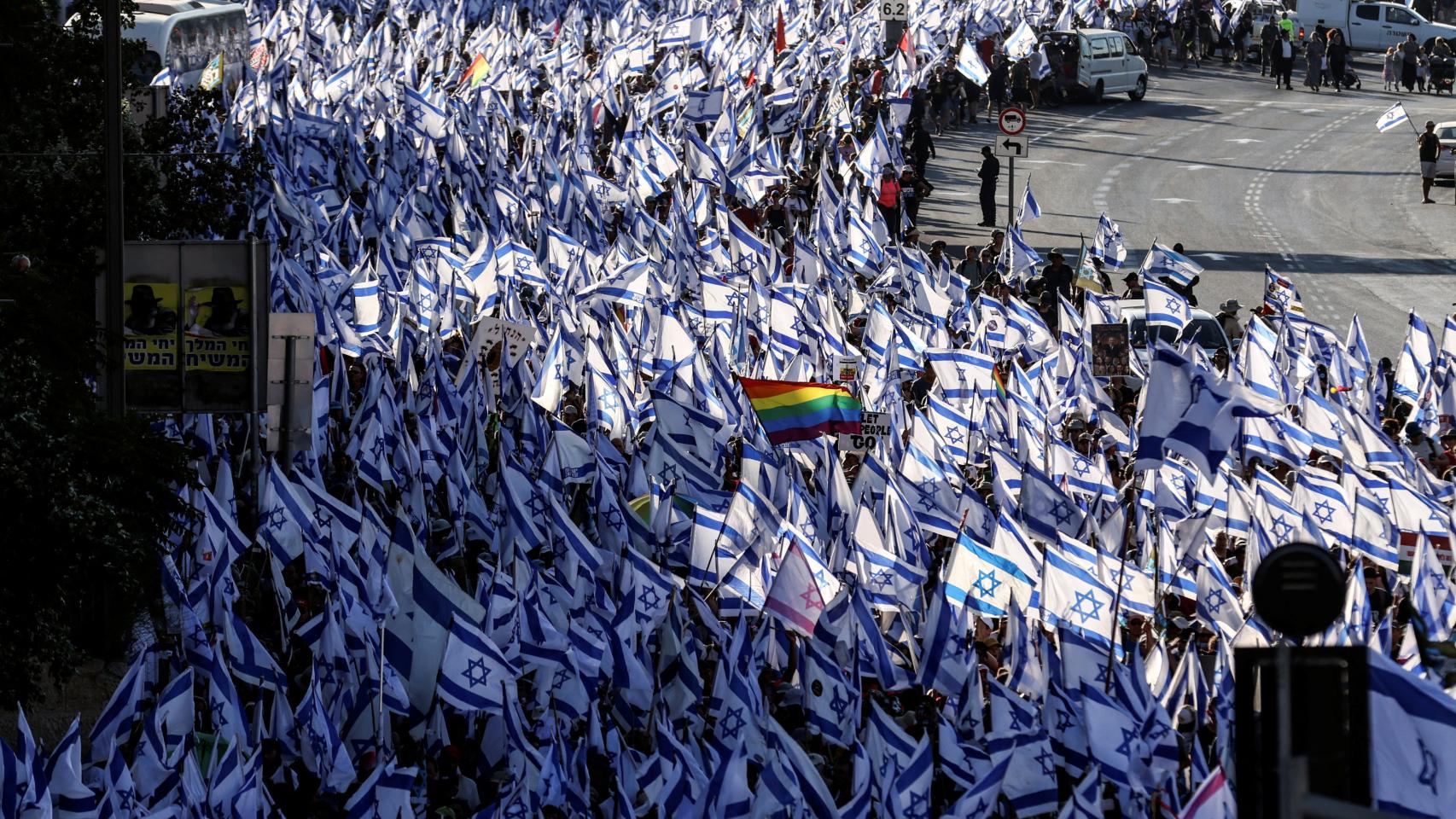 El Ministro de Defensa israelí busca retrasar la votación de la reforma judicial mientras siguen las protestas