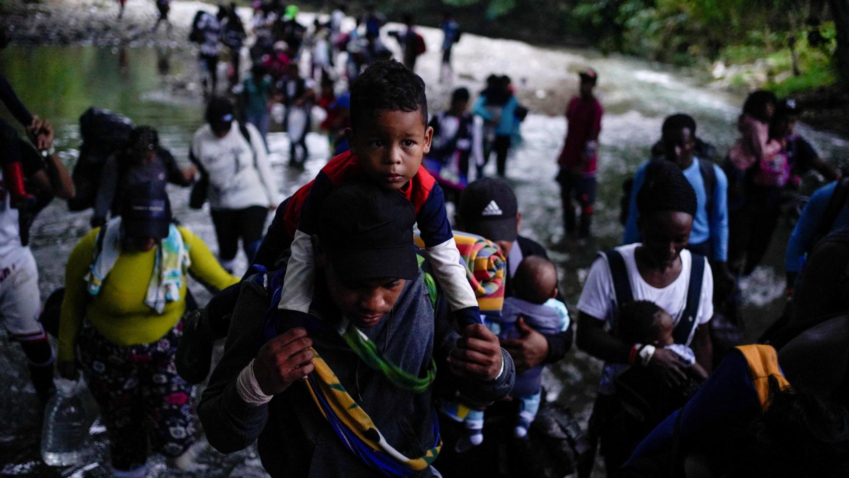Migrantes venezolanos en su viaje hacia la frontera de los Estados Unidos, en Acandi, Colombia.