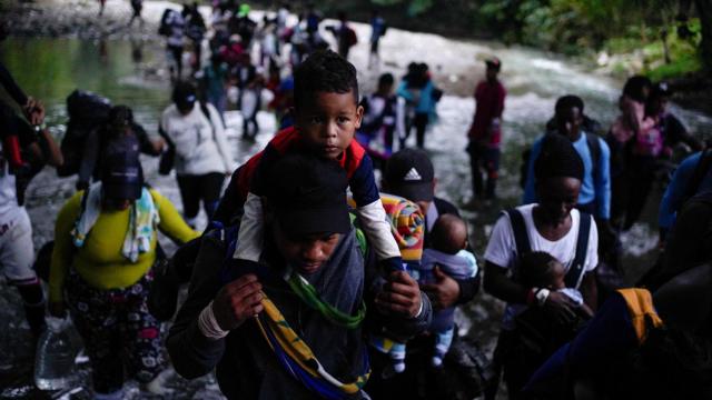Migrantes venezolanos en su viaje hacia la frontera de los Estados Unidos, en Acandi, Colombia.