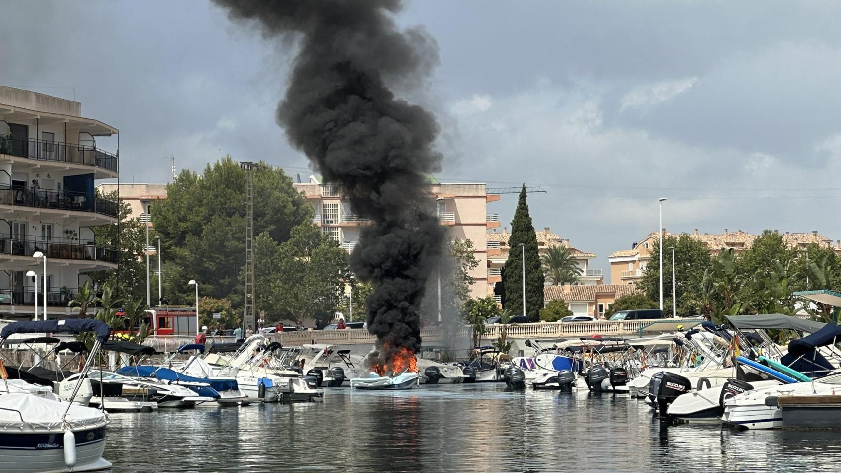 La embarcación estaba repostando en el puerto Canal de la Fontana de Xàbia .