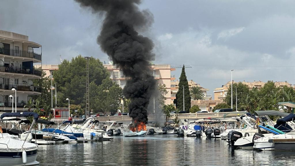 La embarcación estaba repostando en el puerto Canal de la Fontana de Xàbia .