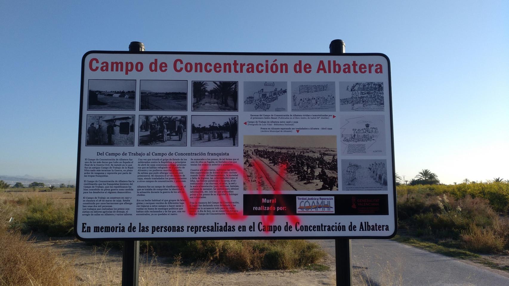 Cartel en memoria del Campo de Concentración de Albatera con la pintada 'VOX'.