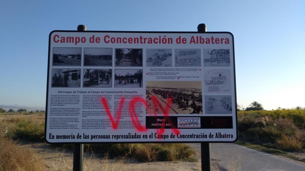 Cartel en memoria del Campo de Concentración de Albatera con la pintada 'VOX'.