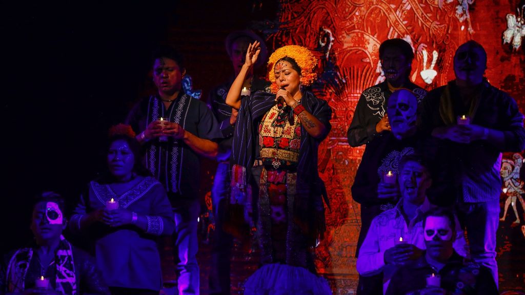 Imagen de una actuación musical de Lila Downs.