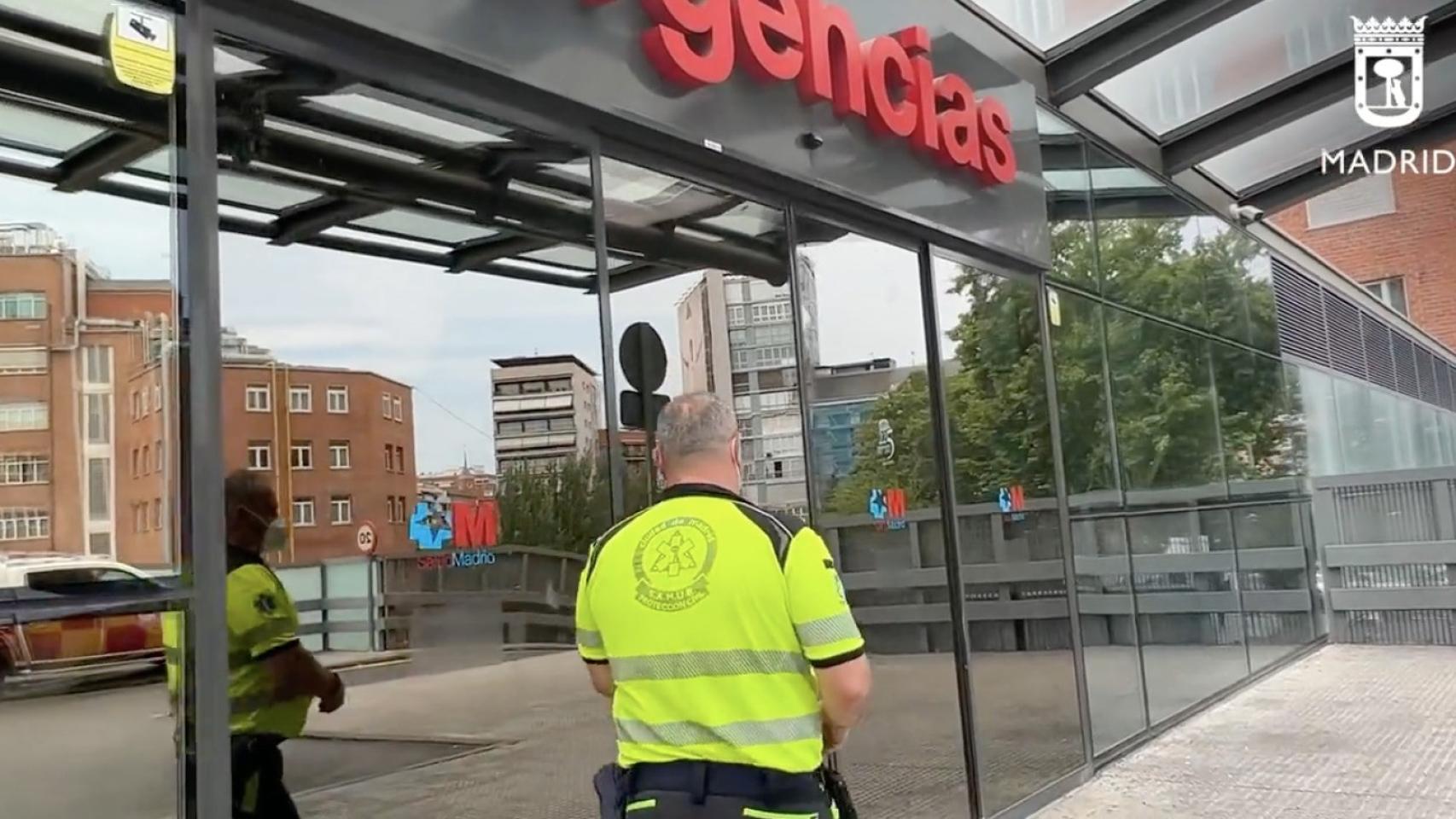 Momento en el que los operarios del SAMUR llevan al anciano al hospital.