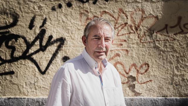 Iñaki Gil posa durante la entrevista con EL ESPAÑOL por la publicación de  'Arde París'.
