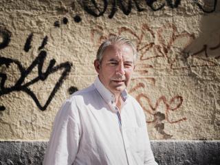 Iñaki Gil posa durante la entrevista con EL ESPAÑOL por la publicación de  'Arde París'.