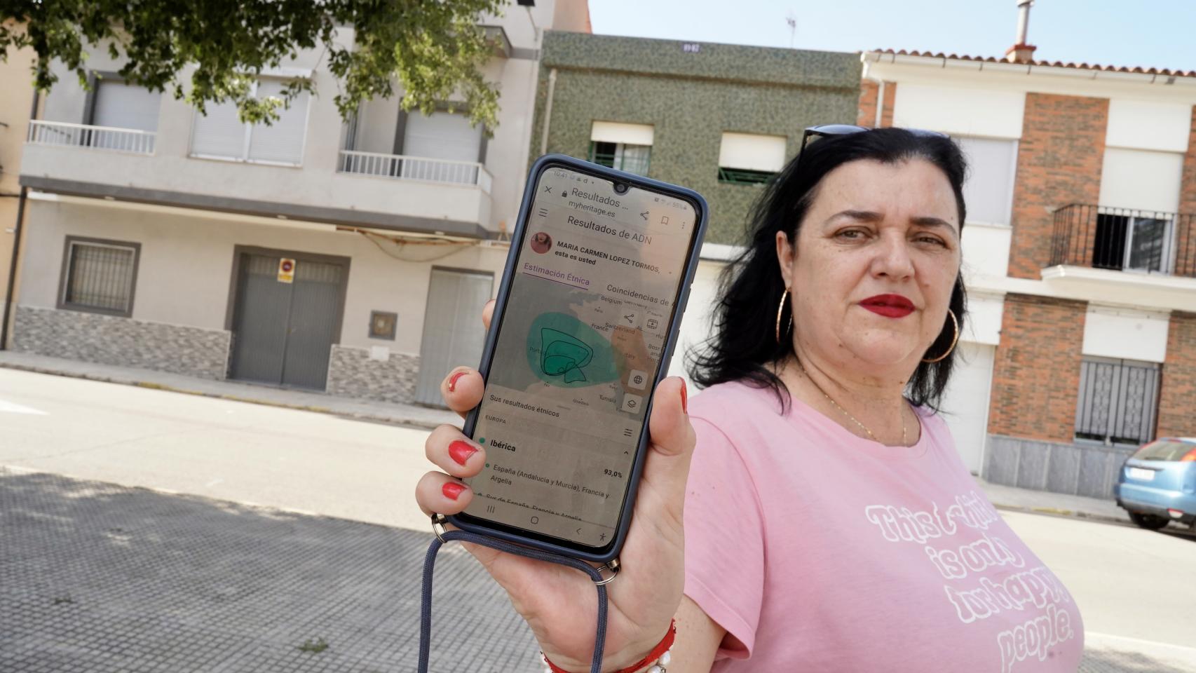 Mari Carmen López muestra el resultado del test My Heritage que le permitió hallar a su familia biológica.