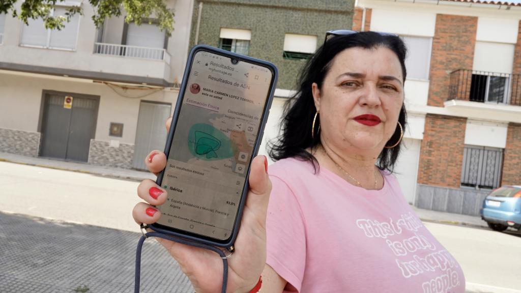 Mari Carmen López muestra el resultado del test My Heritage que le permitió hallar a su familia biológica.