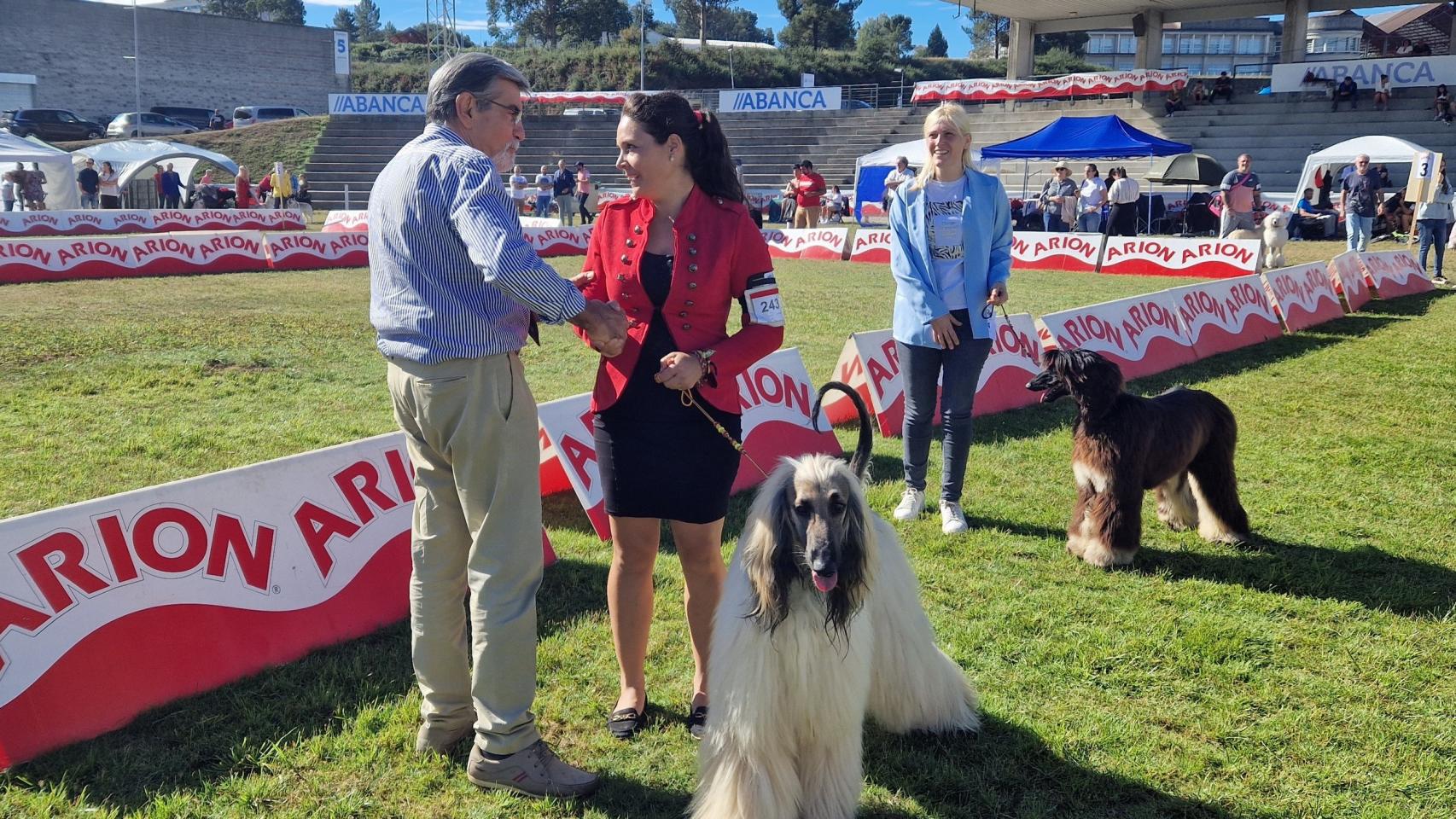 Participantes de un concurso de belleza canina en Silleda.