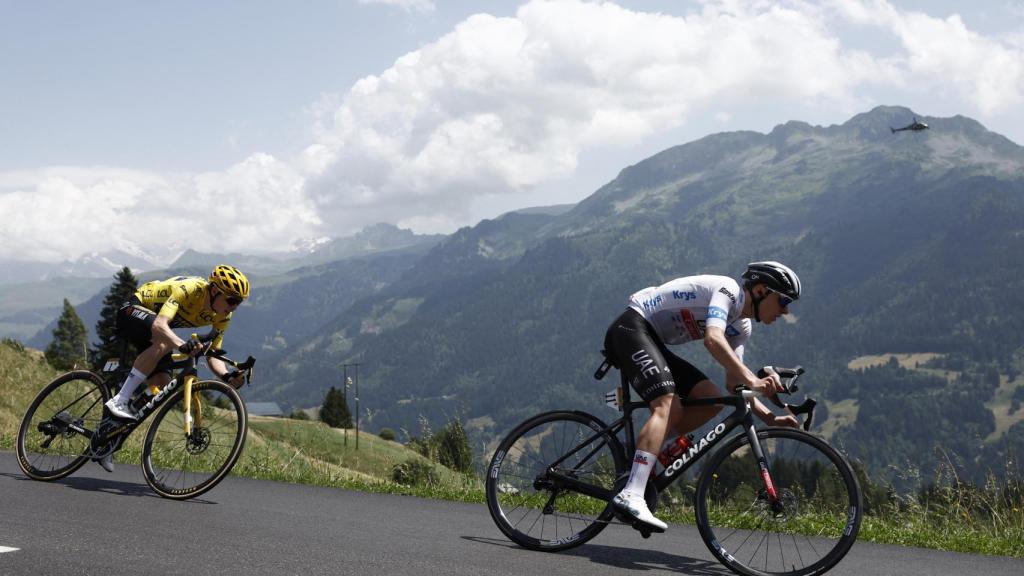 Tadej Pogacar, por delante de Vingegaard en un descenso.