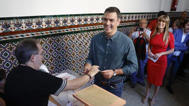 Pedro Sánchez entrega su voto en las elecciones del 23-J
