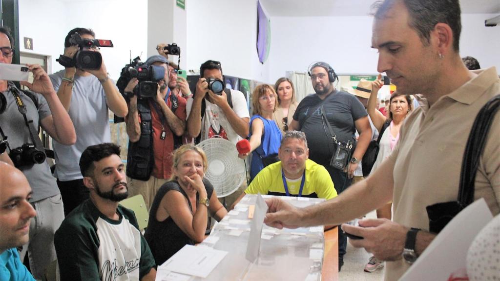 Toni Valero ejerce su derecho al voto.