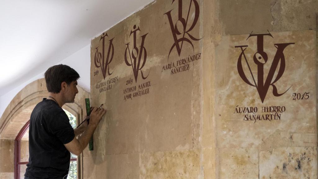 Valentín Gómez García, Tini, recoge el legado de su familia y continúa ilustrando con vítores la piedra de la Universidad de Salamanca