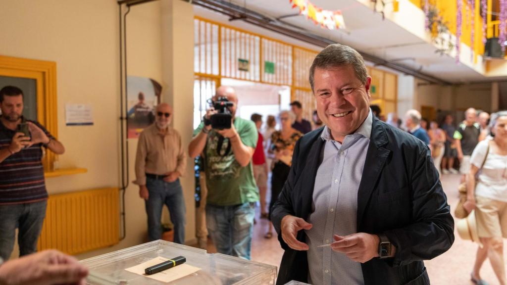 Emiliano García-Page en el momento de votar