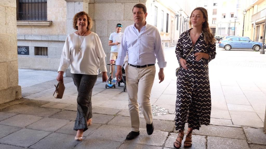 Alfonso Fernández Mañueco acude a votar acompañado por su mujer y una de sus hijas
