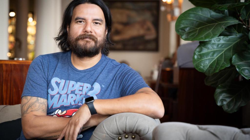 El autor mexicano posa para ENCLAVE ODS en el CBA de Madrid.