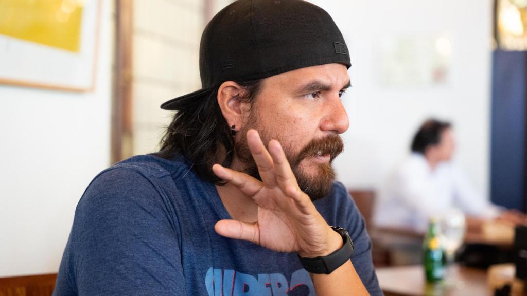 El autor de 'Lengua dormida' durante la entrevista.