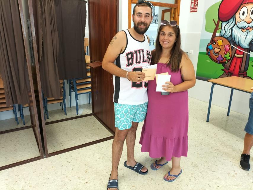 Curro e Inma han ido con el bañador a votar para irse directamente a la piscina.