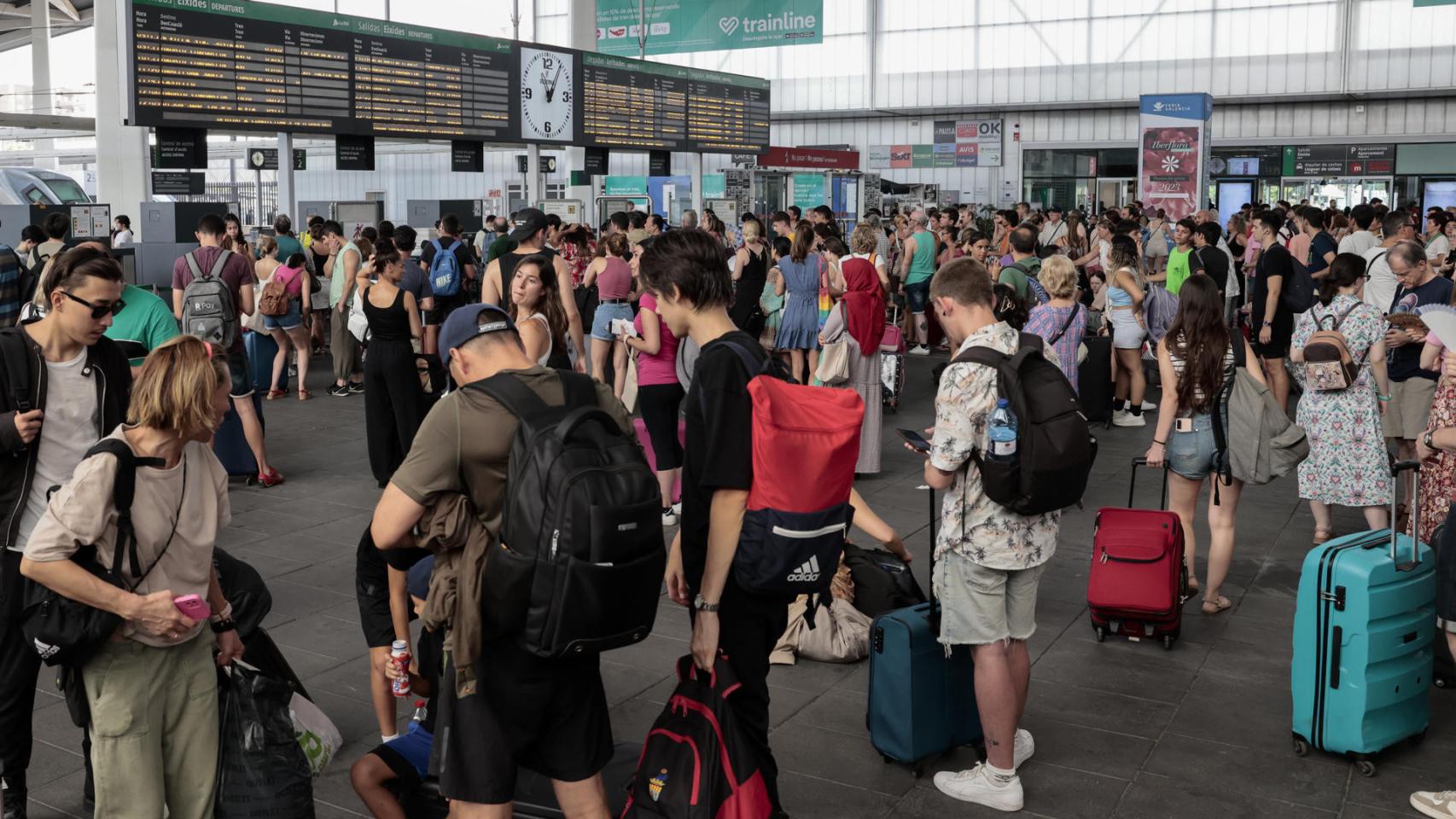 Un gran número de personas aguarda al restablecimiento del tráfico ferroviario en la estación Joaquín Sorolla