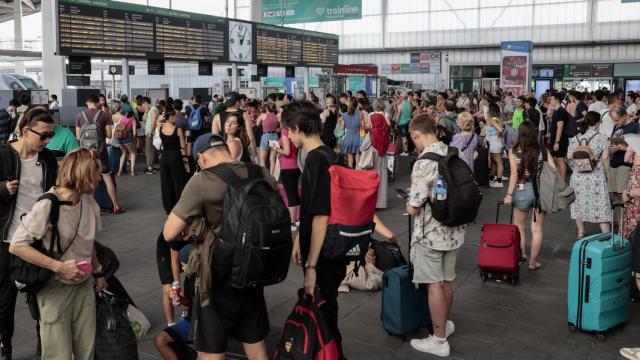 Un gran número de personas aguarda al restablecimiento del tráfico ferroviario en la estación Joaquín Sorolla