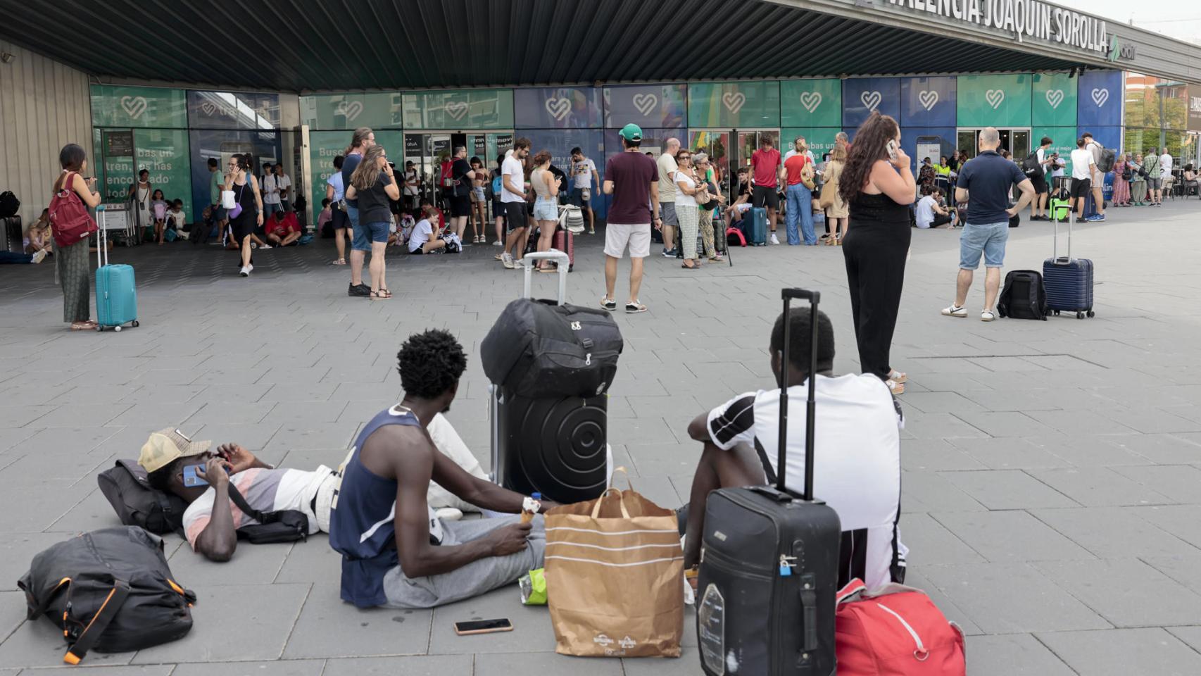 Un gran número de personas aguarda al restablecimiento del tráfico ferroviario en la estación Joaquín Sorolla