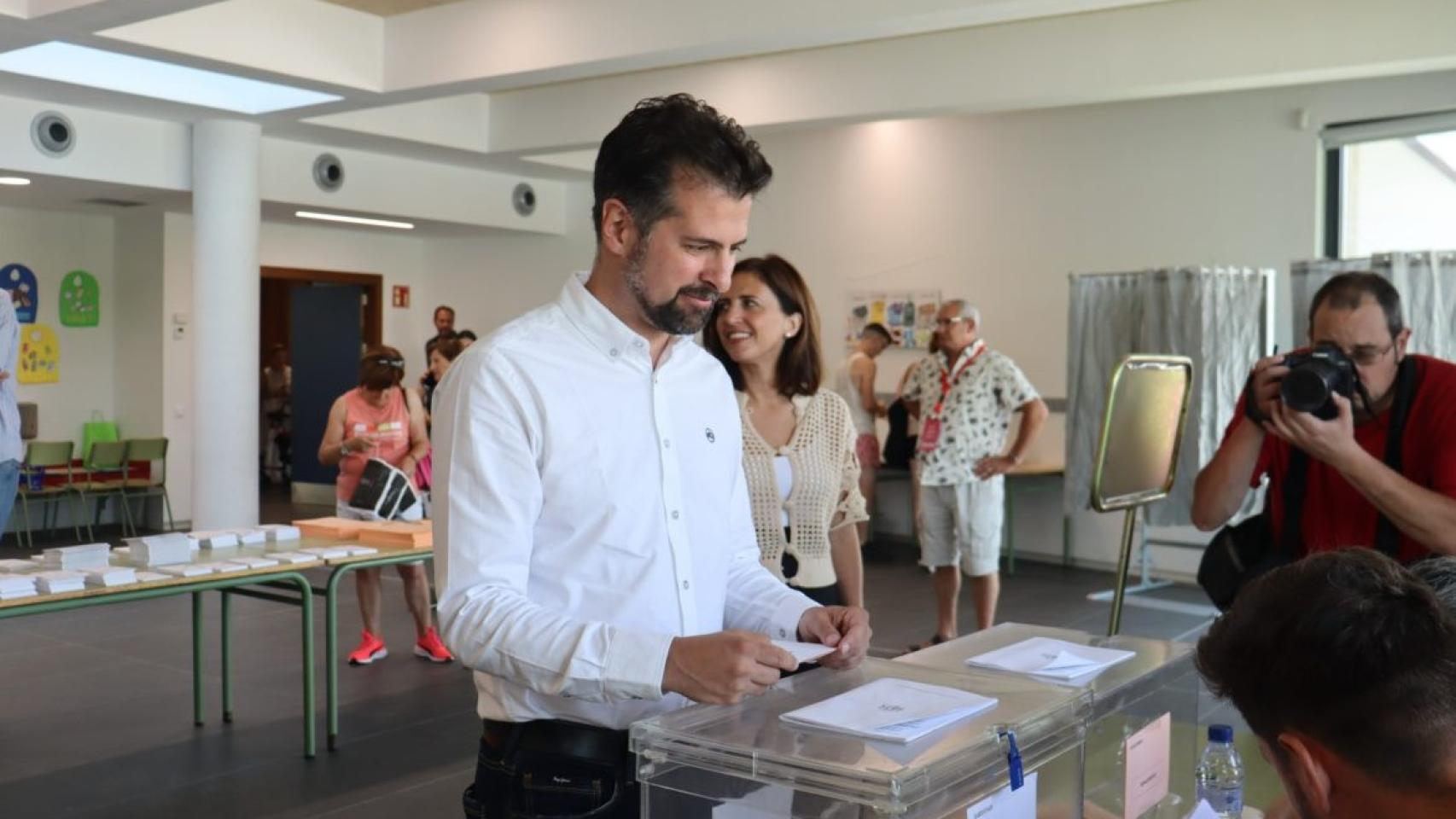 El secretario general del PSOECyL, Luis Tudanca, votando en Burgos
