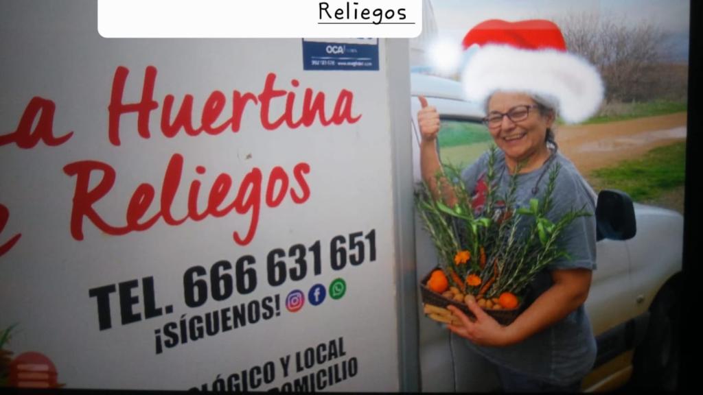 Katia posa junto a su puesto de La Huertina de Reliegos