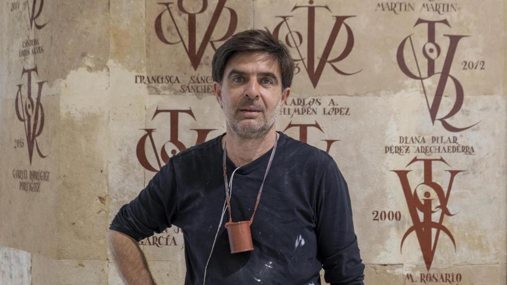 Valentín Gómez García, Tini, recoge el legado de su familia y continúa ilustrando con vítores la piedra de la Universidad de Salamanca