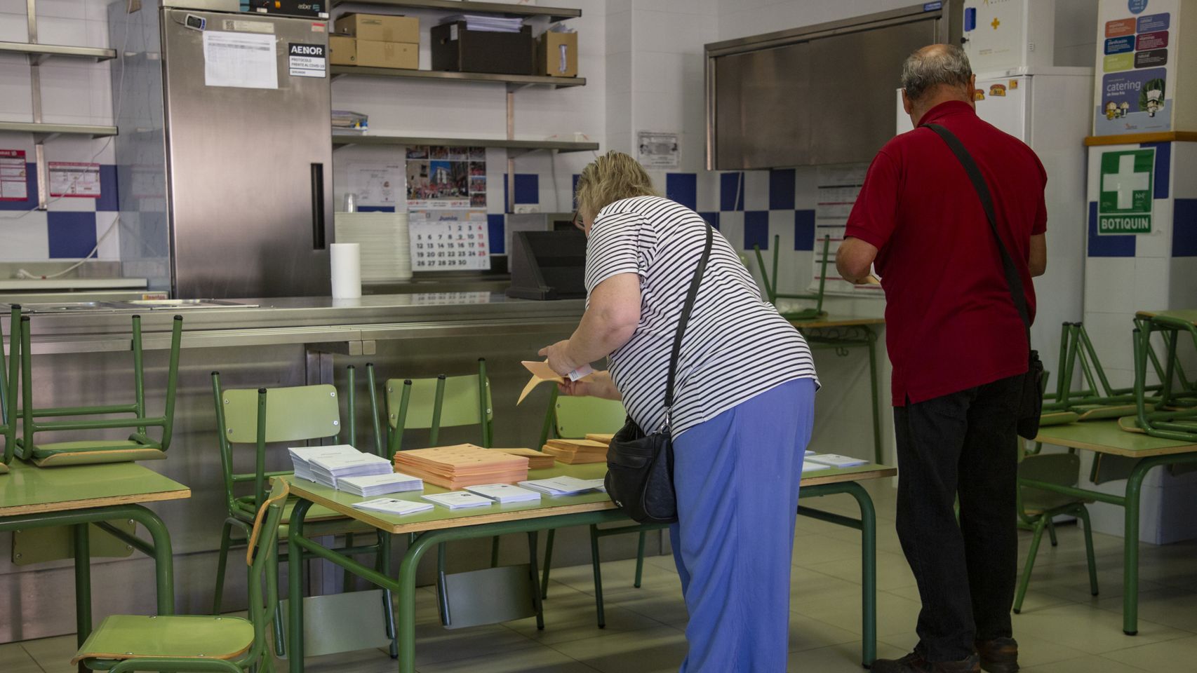 Imagen de un colegio electoral durante las elecciones generales de este domingo.