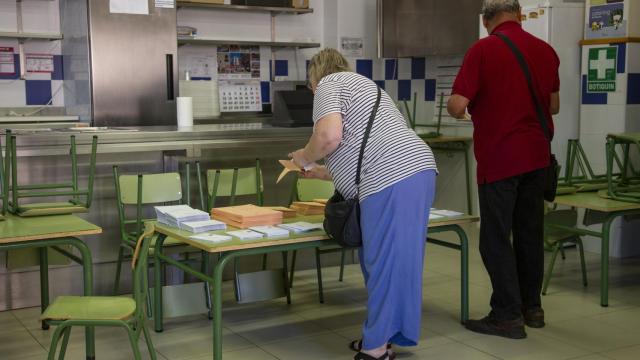 Imagen de un colegio electoral durante las elecciones generales de este domingo.