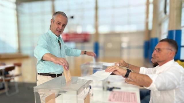 Pablo Sáez ejerciendo su derecho al voto