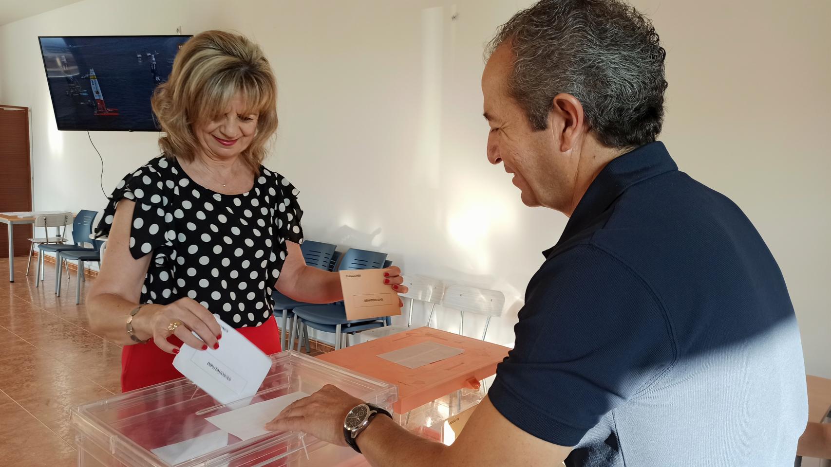 La cabeza de lista del PP al Congreso de los Diputados por Zamora , Elvira Velasco, vota en la localidad de Fuentesecas
