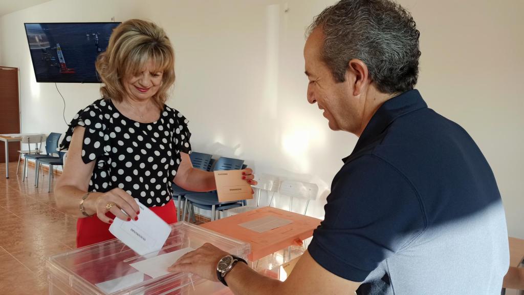 La cabeza de lista del PP al Congreso de los Diputados por Zamora , Elvira Velasco, vota en la localidad de Fuentesecas