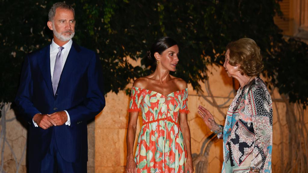 Los Reyes junto a la Eméria Sofía en una recepción en Marivent.
