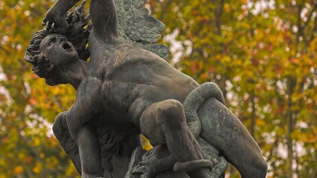 Fuente de El Ángel Caído en el parque de El Retiro, Madrid.