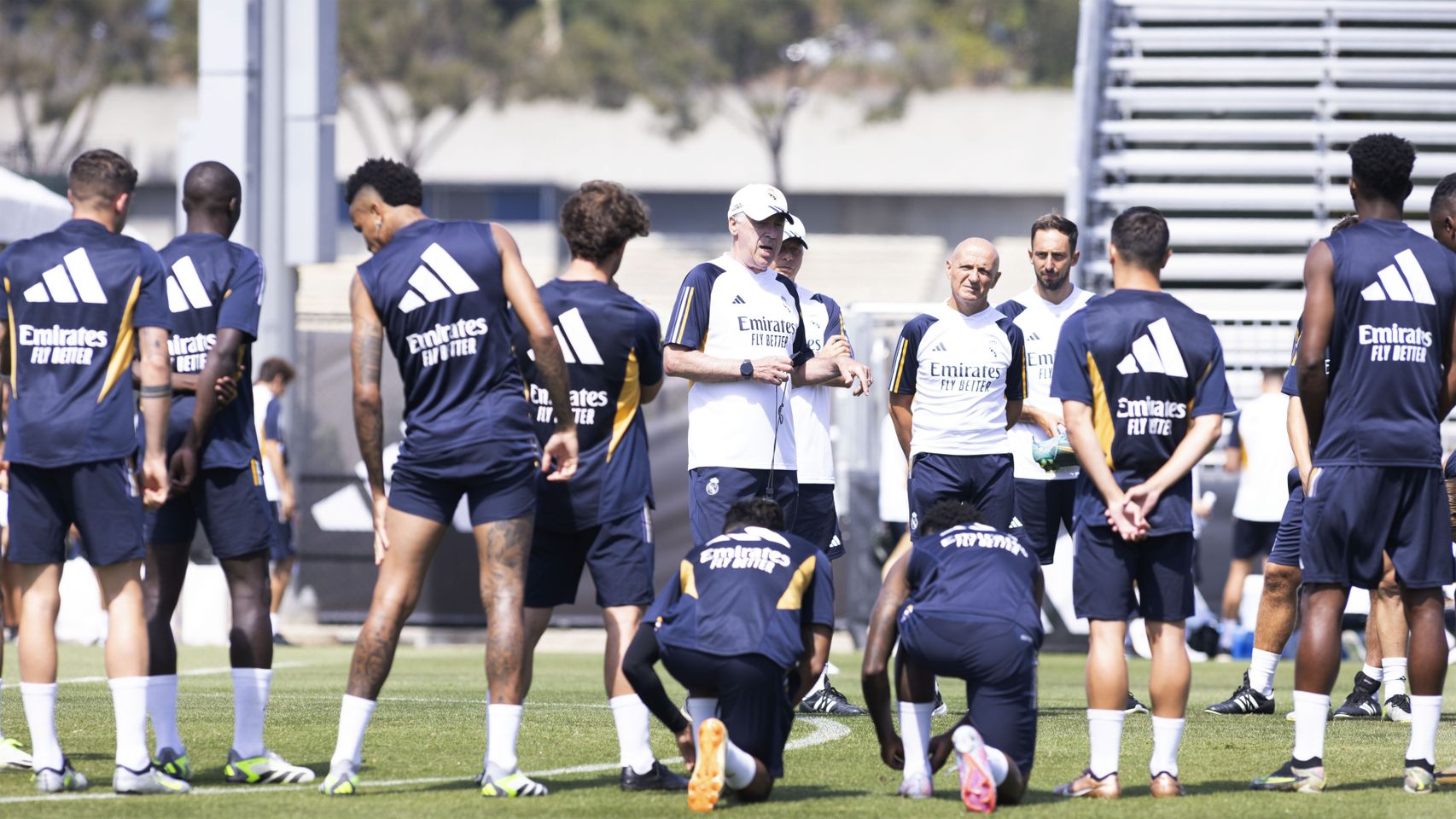 Ancelotti dirige un entrenamiento del Real Madrid en Los Ángeles