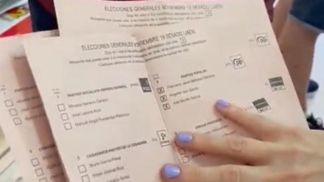 Fotograma de un vídeo compartido por el PSOE que muestra papeletas con el PP ya marcado.