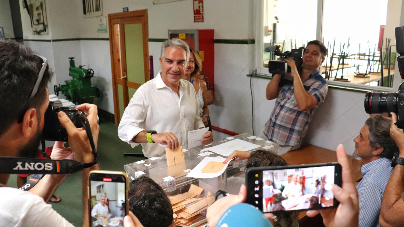 Elías Bendodo, votando.