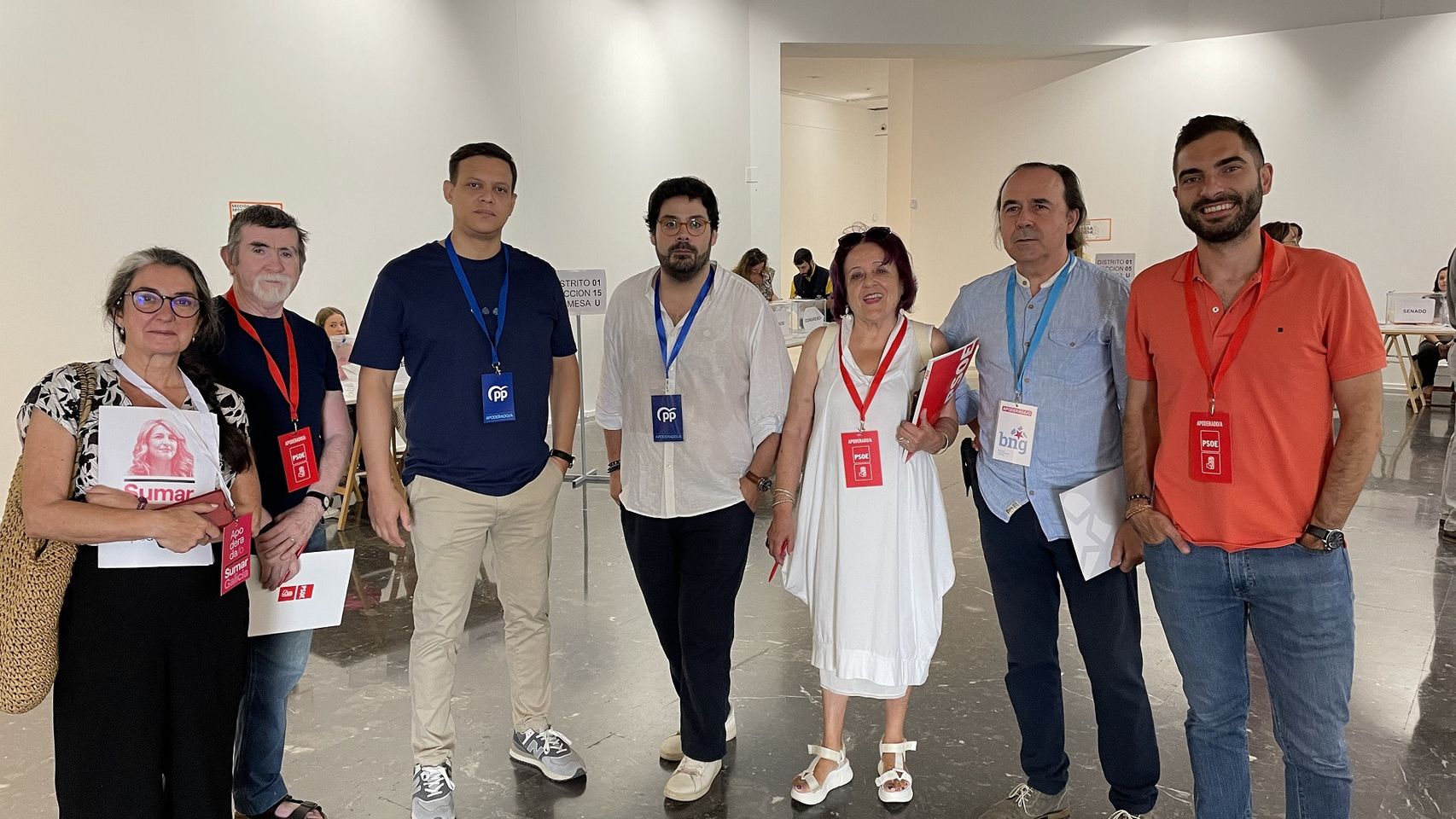 Apoderados de las distintas formaciones posan en el colegio de Casa das Artes de García Barbón, esta mañana.