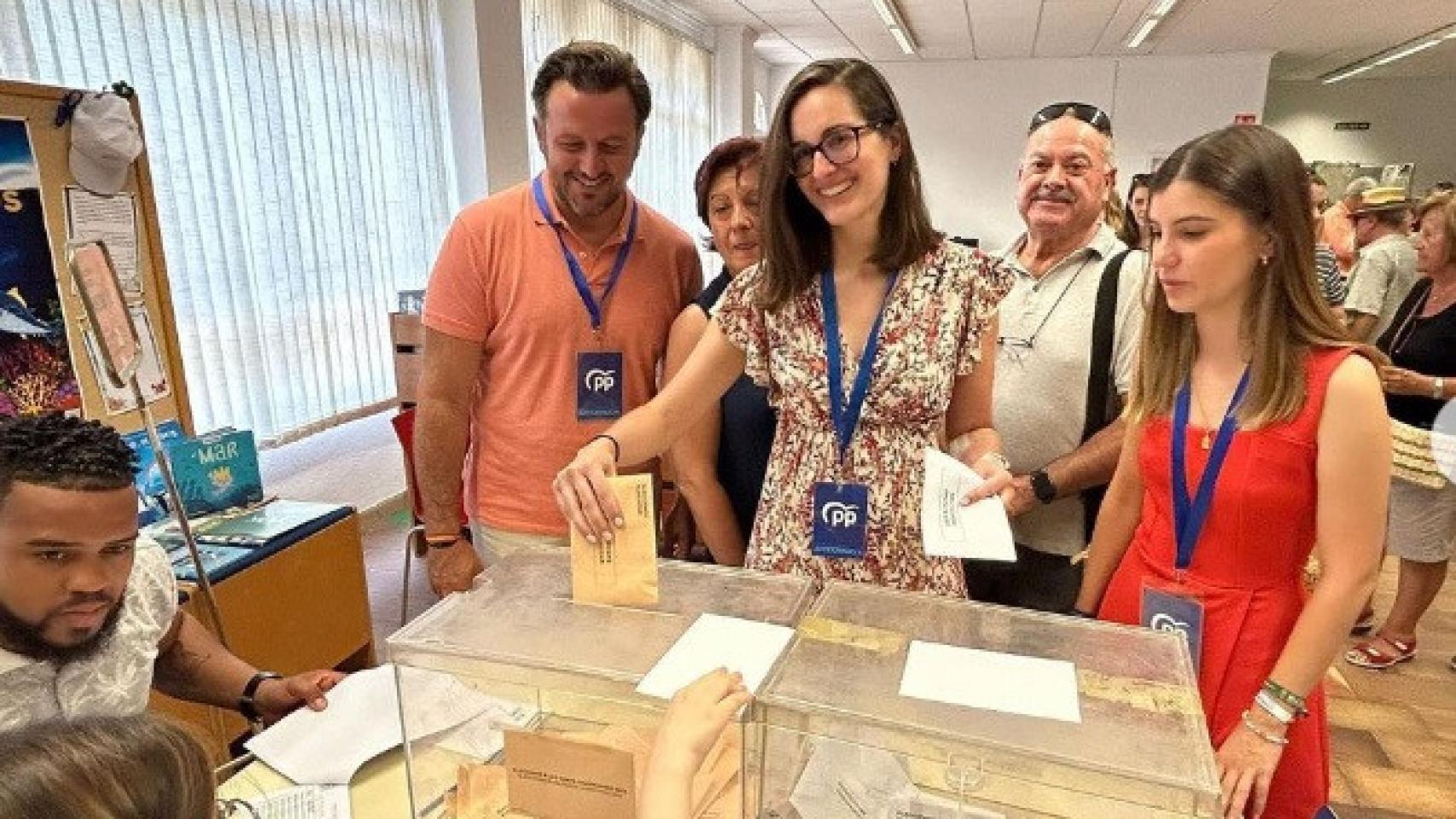El alcalde de Elche (PP), Pablo Ruz, de apoderado en un colegio electoral.